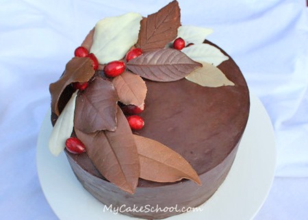 Tarta de ganache decorada con hojas de chocolate