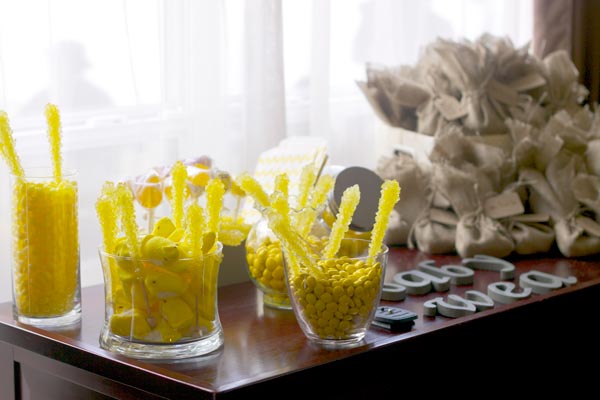 Mesa dulce para un bautizo en amarillo y gris