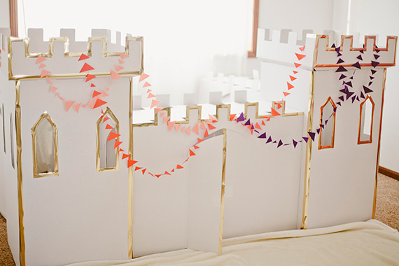 Castillo de cartón para fiesta de cumpleaños con temática geométrica